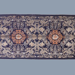 A large Chinese rectangular embroidered 'kesi' silk cloth, 18/19th C. — photo 1