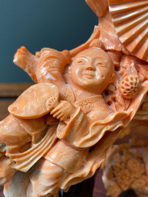 A large Chinese red coral group of a lady holding a cornucopia surrounded by children, 19/20th C. — photo 12