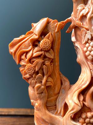 A large Chinese red coral group of a lady holding a cornucopia surrounded by children, 19/20th C. — photo 14