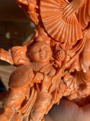 A large Chinese red coral group of a lady holding a cornucopia surrounded by children, 19/20th C. — photo 23