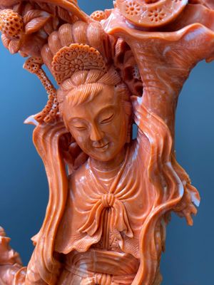 A large Chinese red coral group of a lady holding a cornucopia surrounded by children, 19/20th C. — photo 9