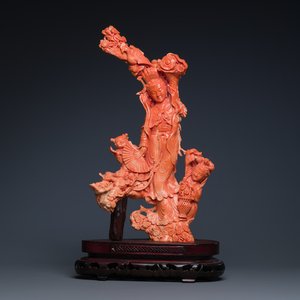 A large Chinese red coral group of a lady holding a cornucopia surrounded by children, 19/20th C. — photo 1