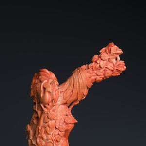 A large Chinese red coral group of a lady holding a cornucopia surrounded by children, 19/20th C. — photo 5