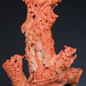 A large Chinese red coral group of a lady holding a cornucopia surrounded by children, 19/20th C. — photo 6
