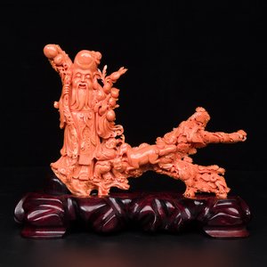 A large Chinese red coral group of Shoulao surrounded by children and a ram on wooden stand, 19/20th C. — 照片 1