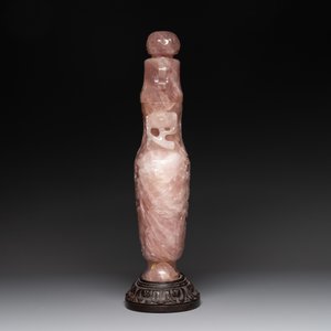A large Chinese rose quartz vase and cover on a wooden stand, 20th C. — 照片 2