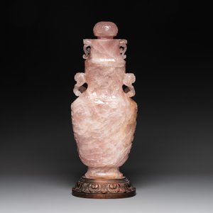 A large Chinese rose quartz vase and cover on a wooden stand, 20th C. — 照片 3
