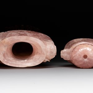 A large Chinese rose quartz vase and cover on a wooden stand, 20th C. — 照片 5