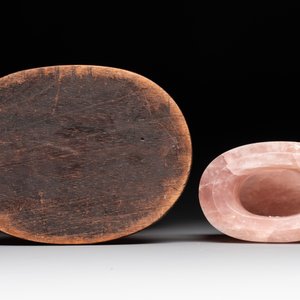 A large Chinese rose quartz vase and cover on a wooden stand, 20th C. — 照片 6