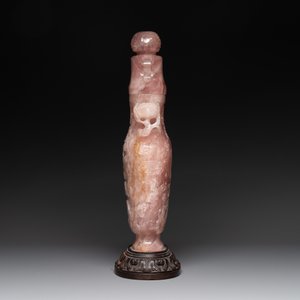 A large Chinese rose quartz vase and cover on a wooden stand, 20th C. — photo 4