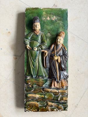 A large Chinese sancai-glazed architectural tile with two figures, Ming — photo 1