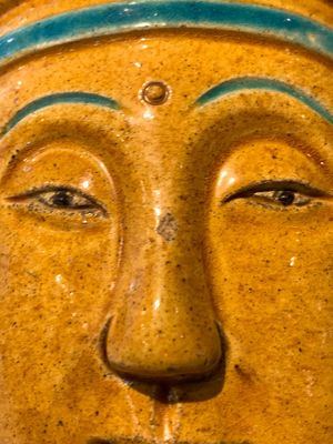 A large Chinese sancai-glazed Buddha, possibly from the Chengde Palace, Qianlong — photo 13