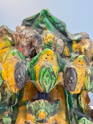 A large Chinese sancai-glazed Buddhist grotto with Guanyin and attendants, Ming — photo 3