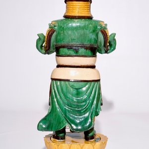 A large Chinese sancai-glazed model of a soldier in Ming style, 20th C. — photo 4