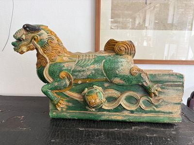A large Chinese sancai-glazed pottery 'Buddhist Lion' roof tile, Ming — foto 1