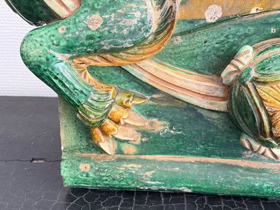 A large Chinese sancai-glazed pottery 'Buddhist Lion' roof tile, Ming — foto 17