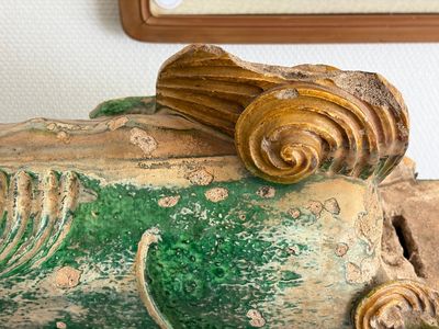 A large Chinese sancai-glazed pottery 'Buddhist Lion' roof tile, Ming — foto 18