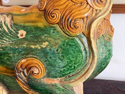 A large Chinese sancai-glazed pottery 'Buddhist Lion' roof tile, Ming — foto 25