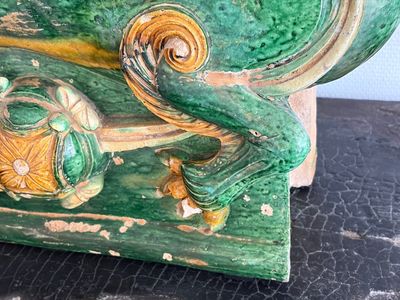 A large Chinese sancai-glazed pottery 'Buddhist Lion' roof tile, Ming — foto 26