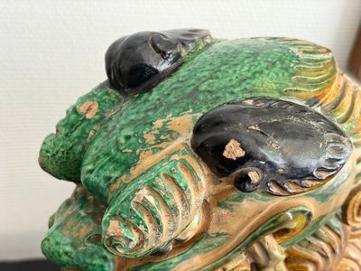 A large Chinese sancai-glazed pottery 'Buddhist Lion' roof tile, Ming — foto 3