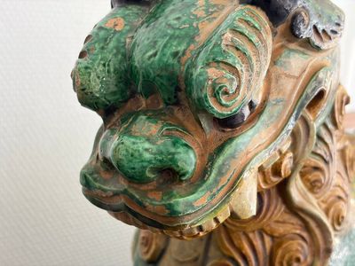 A large Chinese sancai-glazed pottery 'Buddhist Lion' roof tile, Ming — foto 4