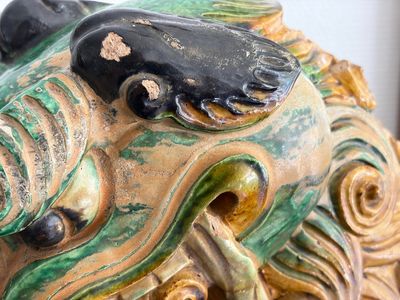 A large Chinese sancai-glazed pottery 'Buddhist Lion' roof tile, Ming — foto 5