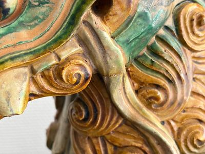 A large Chinese sancai-glazed pottery 'Buddhist Lion' roof tile, Ming — foto 6