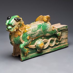 A large Chinese sancai-glazed pottery 'Buddhist Lion' roof tile, Ming — foto 1