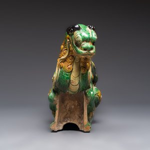 A large Chinese sancai-glazed pottery 'Buddhist Lion' roof tile, Ming — foto 2