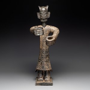 A large Chinese Sanxingdui-style marble sculpture of a standing figure, 20th C. — foto 1