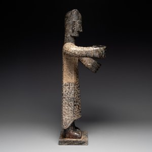 A large Chinese Sanxingdui-style marble sculpture of a standing figure, 20th C. — foto 2