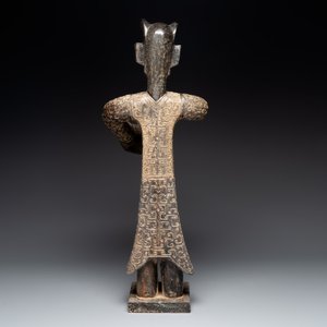 A large Chinese Sanxingdui-style marble sculpture of a standing figure, 20th C. — foto 3
