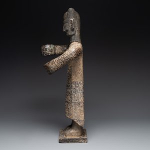 A large Chinese Sanxingdui-style marble sculpture of a standing figure, 20th C. — foto 4