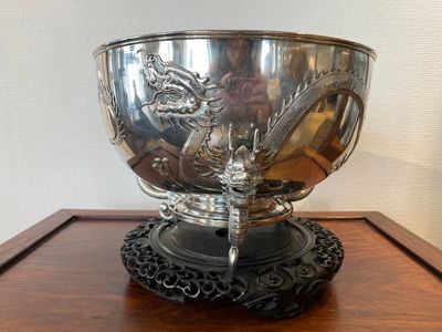 A large Chinese silver bowl resting on three dragon feet, marked for Kun He, Shanghai, 19/20th C. — photo 1