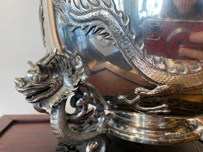 A large Chinese silver bowl resting on three dragon feet, marked for Kun He, Shanghai, 19/20th C. — photo 5