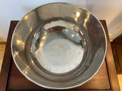 A large Chinese silver bowl resting on three dragon feet, marked for Kun He, Shanghai, 19/20th C. — photo 6