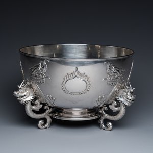 A large Chinese silver bowl resting on three dragon feet, marked for Kun He, Shanghai, 19/20th C. — photo 2