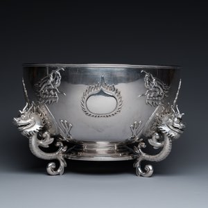 A large Chinese silver bowl resting on three dragon feet, marked for Kun He, Shanghai, 19/20th C. — photo 3