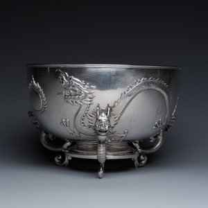 A large Chinese silver bowl resting on three dragon feet, marked for Kun He, Shanghai, 19/20th C. — photo 4
