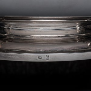 A large Chinese silver bowl resting on three dragon feet, marked for Kun He, Shanghai, 19/20th C. — photo 10