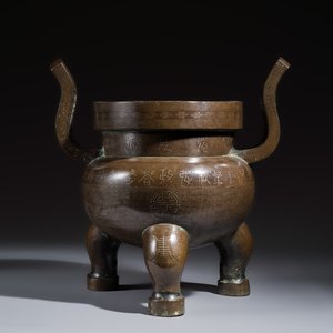 A large Chinese silver-inlaid bronze tripod censer with handles — photo 2