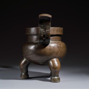A large Chinese silver-inlaid bronze tripod censer with handles — photo 3
