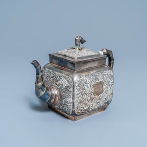 A large Chinese silver teapot and cover, 19th C. — 照片 1