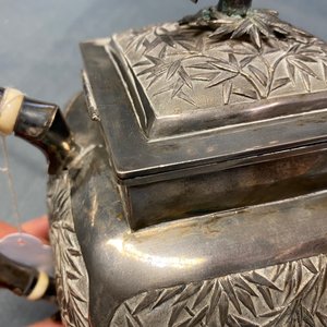 A large Chinese silver teapot and cover, 19th C. — 照片 12