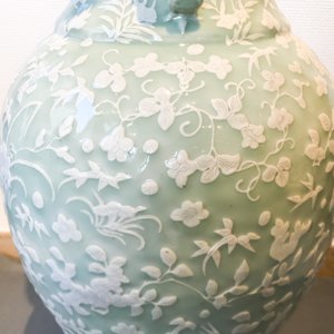 A large Chinese slip-decorated celadon-ground vase, 19th C. — 照片 13