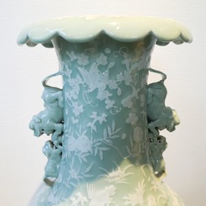 A large Chinese slip-decorated celadon-ground vase, 19th C. — 照片 16