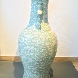 A large Chinese slip-decorated celadon-ground vase, 19th C. — 照片 19