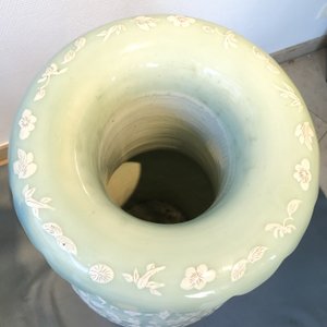 A large Chinese slip-decorated celadon-ground vase, 19th C. — 照片 23