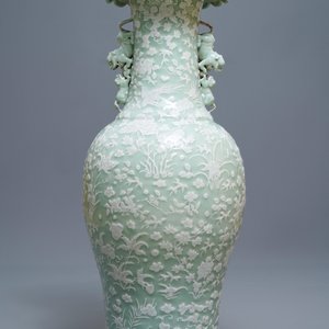 A large Chinese slip-decorated celadon-ground vase, 19th C. — 照片 3