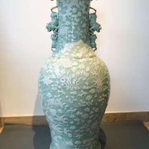 A large Chinese slip-decorated celadon-ground vase, 19th C. — 照片 7